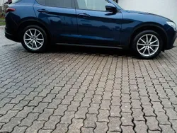 Blau Gebraucht 2017 Alfa Romeo Stelvio Super SUV | 21.900 € (Fairer Preis)