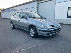 Silber Gebraucht 1998 Renault Mégane Kleinwagen | 2.300 € (Fairer Preis)