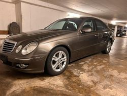 Grau Gebraucht 2008 Mercedes E200 Limousine | 6.999 € (Etwas zu teuer)