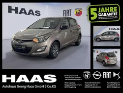 Bronze / met Gebraucht 2013 Hyundai i20 Classic Limousine | 6.980 € (Teuer)