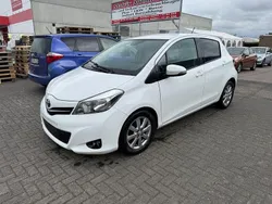 Weiß Gebraucht 2014 Toyota Yaris Cool Limousine | 5.299 € (Etwas zu teuer)
