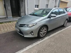 Grau Gebraucht 2013 Toyota Auris Hybrid Kleinwagen | 10.500 € (Teuer)