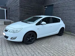 Weiß Gebraucht 2011 Opel Astra Design Edition Limousine | 4.250 € (Etwas zu teuer)