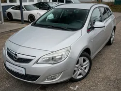 Silber Gebraucht 2012 Opel Astra Design Edition Kombi | 6.499 € (Teuer)