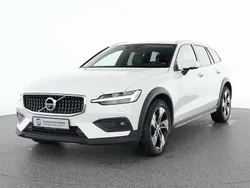 Weiß Gebraucht 2022 Volvo V60 CC Pro Kombi | 32.990 € (Fairer Preis)