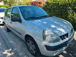 Silber Gebraucht 2004 Renault Clio II Kleinwagen | 2.950 €