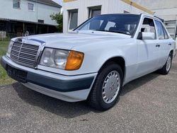 Weiß Gebraucht 1991 Mercedes E300 Limousine | 18.500 €
