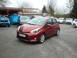 Red mica metallic Gebraucht 2013 Toyota Yaris Hybrid Club Limousine | 12.990 € (Teuer)