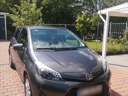 Grau Gebraucht 2014 Toyota Yaris Hybrid Kleinwagen | 9.750 € (Fairer Preis)