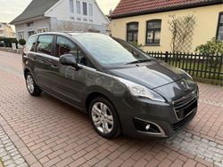 Grau Gebraucht 2014 Peugeot 5008 Van / Kleinbus | 8.900 € (Fairer Preis)