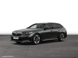 Grau Gebraucht 2024 BMW 540 Kombi | 70.239 €