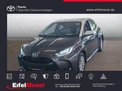 Grau Gebraucht 2020 Toyota Yaris Hybrid Elegant Limousine | 21.890 € (Teuer)