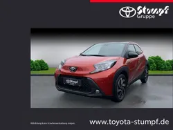 Chilli red / schwarz Gebraucht 2024 Toyota Aygo Team Kleinwagen | 18.990 € (Etwas zu teuer)