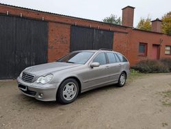 Grau Gebraucht 2006 Mercedes 200 Kombi | 1.350 €