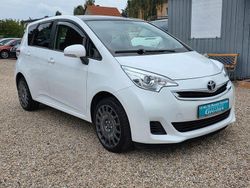 Weiß Gebraucht 2015 Toyota Verso-S Multidrive S Van / Kleinbus | 11.999 € (Etwas zu teuer)