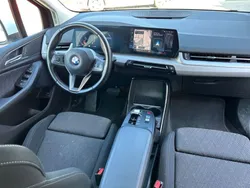 Weiß Gebraucht 2022 BMW 218 Active Tourer Sport Line Van / Kleinbus | 20.999 €