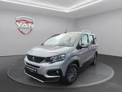 Grau Gebraucht 2021 Peugeot Rifter Allure Van / Kleinbus | 18.990 € (Fairer Preis)