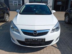 Weiß Gebraucht 2012 Opel Astra Design Edition Limousine | 5.999 € (Etwas zu teuer)