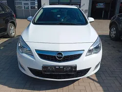 Weiß Gebraucht 2012 Opel Astra Design Edition Limousine | 6.500 € (Teuer)