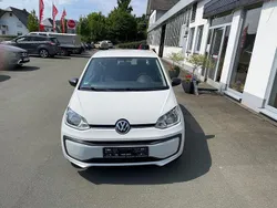 Weiß Gebraucht 2017 VW up! take up! Kleinwagen | 6.450 € (Etwas zu teuer)