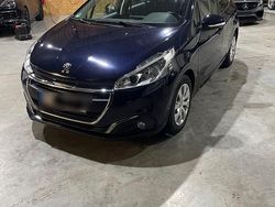 Blau Gebraucht 2018 Peugeot 208 Kleinwagen | 6.400 € (Guter Preis)