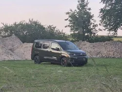 Grün Gebraucht 2025 Citroën Berlingo Comfort Van / Kleinbus | 22.900 € (Superpreis)