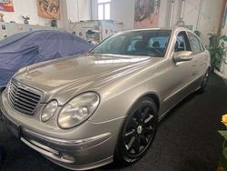 Cubanitsilber metallic Gebraucht 2004 Mercedes E500 Limousine | 6.400 € (Teuer)