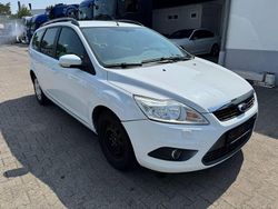 Weiß Gebraucht 2011 Ford Focus Kombi | 1.990 €