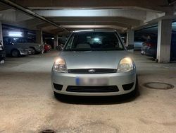 Grau Gebraucht 2003 Ford Fiesta Limousine | 1.200 €
