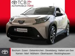 Ginger beige metallic/ night sky black Gebraucht 2024 Toyota Aygo Basis Kleinwagen | 16.189 € (Fairer Preis)