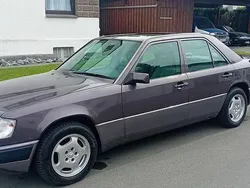 Violett Gebraucht 1993 Mercedes E200 Limousine | 6.900 €