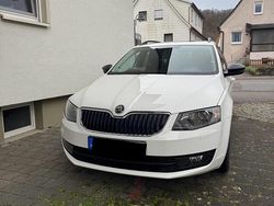 Weiß Gebraucht 2014 Skoda Octavia Kombi | 14.500 € (Teuer)