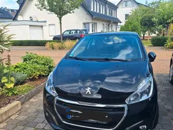 Schwarz Gebraucht 2018 Peugeot 208 Active Kleinwagen | 8.450 € (Fairer Preis)