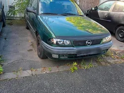 Grün Gebraucht 1996 Opel Astra Limousine | 1.000 €