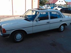 Weiß Gebraucht 1981 Mercedes E230 Limousine | 7.100 €