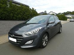 Grau Gebraucht 2016 Hyundai i30 Passion Limousine | 11.500 € (Fairer Preis)