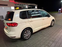 Gelb Gebraucht 2017 VW Touran Van / Kleinbus | 6.490 €