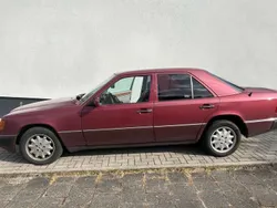 Rot Gebraucht 1991 Mercedes E230 Limousine | 3.450 €