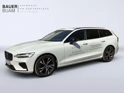 Crystal white pearl / metallic Gebraucht 2023 Volvo V60 Plus Kombi | 32.989 € (Superpreis)