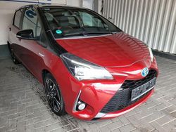 Rot Gebraucht 2017 Toyota Yaris Hybrid Style Limousine | 11.900 € (Fairer Preis)