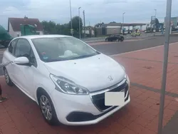 Weiß Gebraucht 2016 Peugeot 208 Kleinwagen | 5.000 € (Fairer Preis)