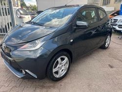 Grau Gebraucht 2014 Toyota Aygo X-play Kleinwagen | 5.999 € (Fairer Preis)