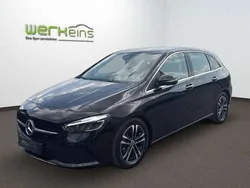 Schwarz (metallic) Gebraucht 2023 Mercedes B220 Van / Kleinbus | 31.900 € (Superpreis)