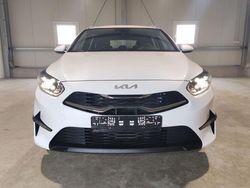 Casaweiß casaweiß Gebraucht 2024 Kia Ceed Sportswagon Kombi | 26.104 € (Fairer Preis)