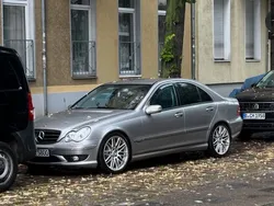 Grau Gebraucht 2005 Mercedes C350 Avantgarde Limousine | 8.900 € (Teuer)