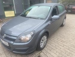 Grau Gebraucht 2004 Opel Astra Limousine | 4.200 € (Teuer)