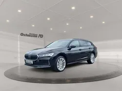 Ebony schwarz metallic Gebraucht 2025 Skoda Superb Kombi | 38.440 € (Fairer Preis)