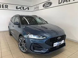 Chromablau metallic Neu 2025 Ford Focus ST-Line X Limousine | 28.980 € (Fairer Preis)
