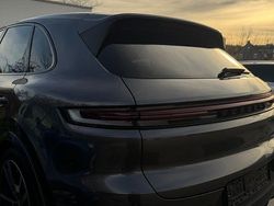 Grau Gebraucht 2023 Porsche Cayenne S E-Hybrid SUV | 89.999 €