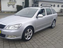 Silber Gebraucht 2011 Skoda Octavia Elegance Kombi | 4.300 €